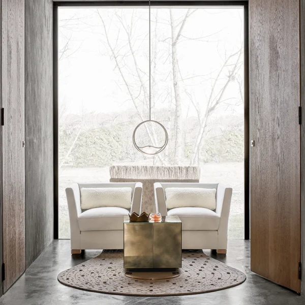 QUEEN ARMCHAIR 1