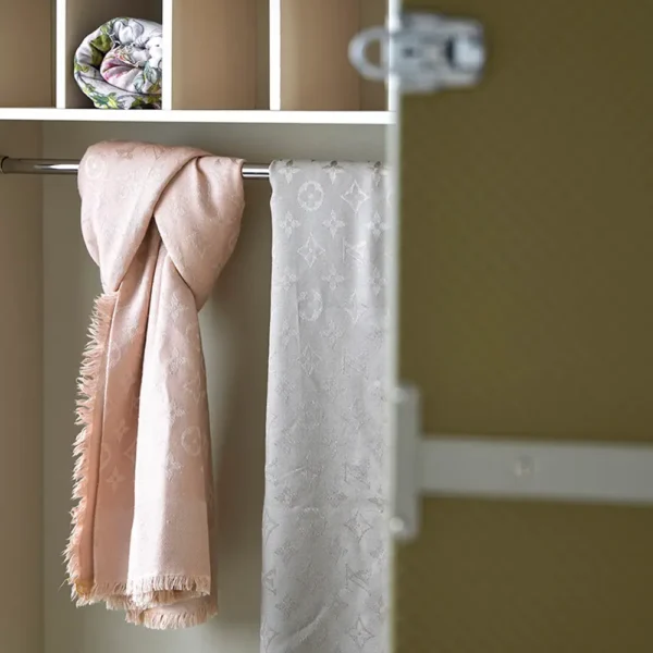 Traveler accessories cabinet - Image 4
