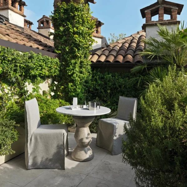 Inout Dining table - Image 3